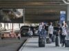 Accidente aéreo en Alaska deja ocho muertos tras estrellarse un avión Pasajeros con maletas caminan frente a un letrero de terminal cerrada tras un accidente aéreo en Alaska.