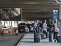 Accidente aéreo en Alaska deja ocho muertos tras estrellarse un avión Pasajeros con maletas caminan frente a un letrero de terminal cerrada tras un accidente aéreo en Alaska.
