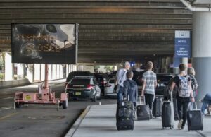 Accidente aéreo en Alaska deja ocho muertos tras estrellarse un avión Pasajeros con maletas caminan frente a un letrero de terminal cerrada tras un accidente aéreo en Alaska.