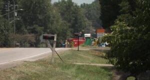 Accidente en Moody deja una mujer muerta y tres heridos Vehículos de emergencia y camión de bomberos atendiendo el choque mortal en la Highway 411 de Moody, Alabama.