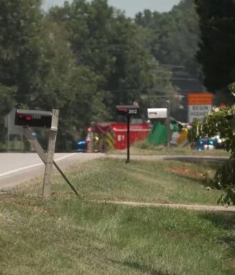 Accidente en Moody deja una mujer muerta y tres heridos Vehículos de emergencia y camión de bomberos atendiendo el choque mortal en la Highway 411 de Moody, Alabama.