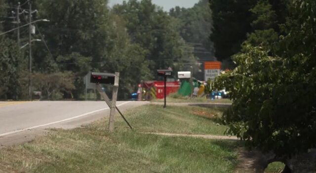 Accidente en Moody deja una mujer muerta y tres heridos Vehículos de emergencia y camión de bomberos atendiendo el choque mortal en la Highway 411 de Moody, Alabama.