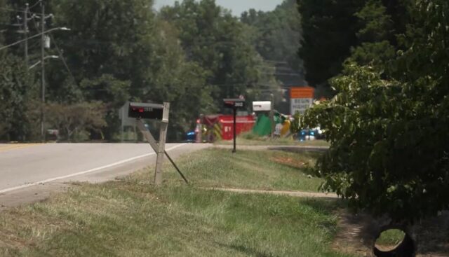 Vehículos de emergencia y camión de bomberos atendiendo el choque mortal en la Highway 411 de Moody, Alabama.