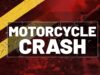 Accidente fatal en Alabama deja un motociclista muerto Gráfico de noticias con la leyenda Motorcycle Crash sobre fondo rojo y líneas amarillas de carretera en Alabama.