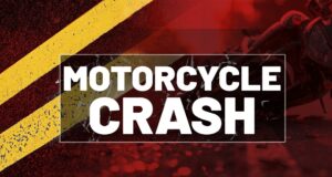 Accidente fatal en Alabama deja un motociclista muerto Gráfico de noticias con la leyenda Motorcycle Crash sobre fondo rojo y líneas amarillas de carretera en Alabama.