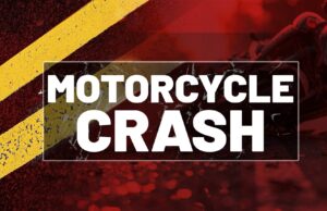 Accidente fatal en Alabama deja un motociclista muerto Gráfico de noticias con la leyenda Motorcycle Crash sobre fondo rojo y líneas amarillas de carretera en Alabama.