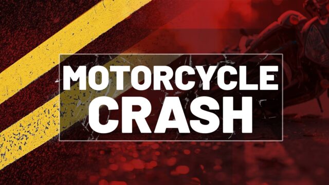 accidente-motocicleta-alabama-grafico-alerta Gráfico de noticias con la leyenda Motorcycle Crash sobre fondo rojo y líneas amarillas de carretera en Alabama.