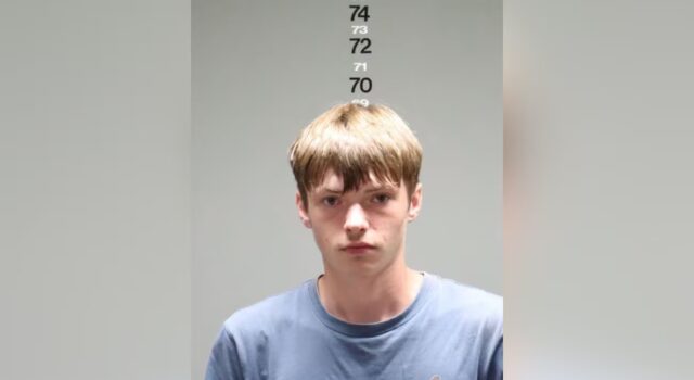 Arresto por traficar especies protegidas en Alabama Foto policial de Aiden Throndson tras su arresto por tráfico de especies en Alabama.