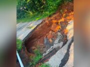 Vecinos reparan camino privado en el condado de Blount Socavón en carretera de tierra y asfalto en el condado de Blount, Alabama, antes de ser reparado por vecinos.