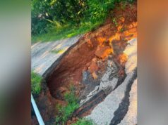 Vecinos reparan camino privado en el condado de Blount Socavón en carretera de tierra y asfalto en el condado de Blount, Alabama, antes de ser reparado por vecinos.