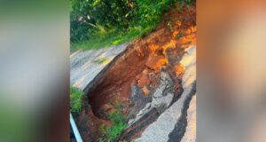 Vecinos reparan camino privado en el condado de Blount Socavón en carretera de tierra y asfalto en el condado de Blount, Alabama, antes de ser reparado por vecinos.