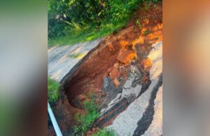 Vecinos reparan camino privado en el condado de Blount Socavón en carretera de tierra y asfalto en el condado de Blount, Alabama, antes de ser reparado por vecinos.