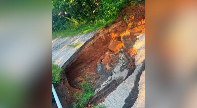 Vecinos reparan camino privado en el condado de Blount Socavón en carretera de tierra y asfalto en el condado de Blount, Alabama, antes de ser reparado por vecinos.