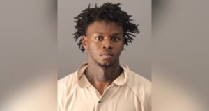 Arresto en Alabama por porte de armas y disparos en Birmingham Retrato policial de Kristopher Owe-Earley tras su arresto por cargos de armas en Birmingham, Alabama.