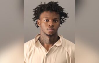 Arresto en Alabama por porte de armas y disparos en Birmingham Retrato policial de Kristopher Owe-Earley tras su arresto por cargos de armas en Birmingham, Alabama.