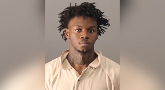 Arresto en Alabama por porte de armas y disparos en Birmingham Retrato policial de Kristopher Owe-Earley tras su arresto por cargos de armas en Birmingham, Alabama.