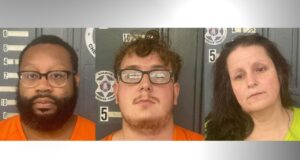 Arrestan a tres personas por drogas en Cherokee Fichas policiales de Jakobi McNeal, Brodee Deaton y Sandy McNeal, arrestados por drogas en el condado de Cherokee.