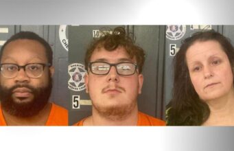 Arrestan a tres personas por drogas en Cherokee Fichas policiales de Jakobi McNeal, Brodee Deaton y Sandy McNeal, arrestados por drogas en el condado de Cherokee.