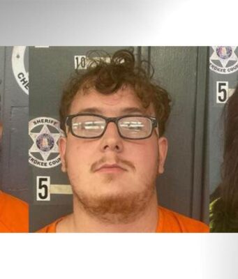 Arrestan a tres personas por drogas en Cherokee Fichas policiales de Jakobi McNeal, Brodee Deaton y Sandy McNeal, arrestados por drogas en el condado de Cherokee.
