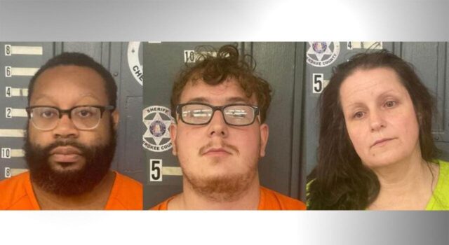 Arrestan a tres personas por drogas en Cherokee Fichas policiales de Jakobi McNeal, Brodee Deaton y Sandy McNeal, arrestados por drogas en el condado de Cherokee.