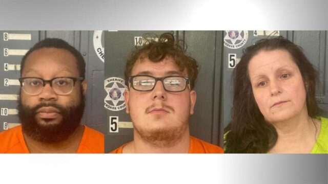 Fichas policiales de Jakobi McNeal, Brodee Deaton y Sandy McNeal, arrestados por drogas en el condado de Cherokee.