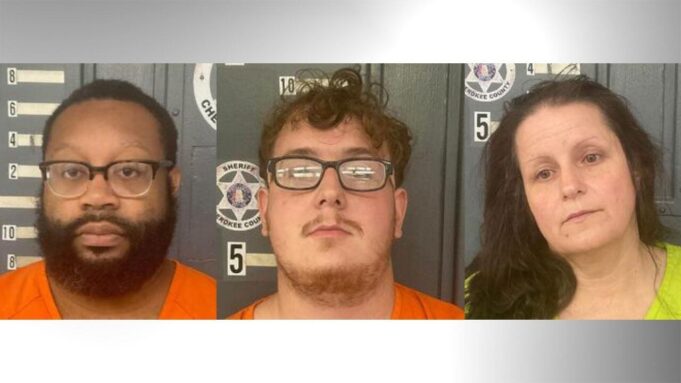 Arrestan a tres personas por drogas en Cherokee Fichas policiales de Jakobi McNeal, Brodee Deaton y Sandy McNeal, arrestados por drogas en el condado de Cherokee.