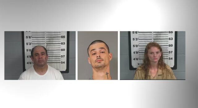Arrestan a tres sospechosos por violento robo en Cullman Fichas policiales de Miguel Hurtado Jr, Zachary Harris y Gracie Goble, detenidos por robo violento en Cullman.