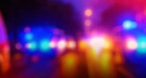 Arrestos en Calera tras alertas de lector de placas y denuncias Luces de emergencia rojas y azules desenfocadas de patrullas policiales durante un operativo en Calera.