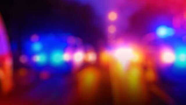 arrestos-calera-luces-patrulla-policial Luces de emergencia rojas y azules desenfocadas de patrullas policiales durante un operativo en Calera.