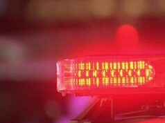 Hombre recién liberado asesina a una mujer en Cordova Luces rojas de patrulla policial en operativo de emergencia por caso de asesinato en Cordova, Alabama.