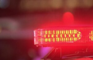 Hombre recién liberado asesina a una mujer en Cordova Luces rojas de patrulla policial en operativo de emergencia por caso de asesinato en Cordova, Alabama.