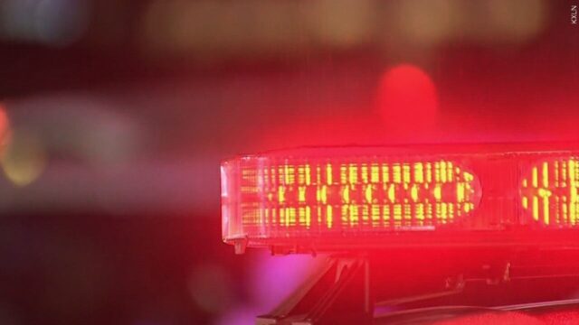 Luces rojas de patrulla policial en operativo de emergencia por caso de asesinato en Cordova, Alabama.