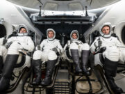 La NASA lanzará la misión Crew-13 el 12 de septiembre Cuatro astronautas con trajes espaciales blancos reclinados en los asientos de la cápsula espacial Dragon.