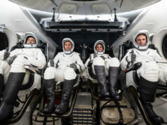 La NASA lanzará la misión Crew-13 el 12 de septiembre Cuatro astronautas con trajes espaciales blancos reclinados en los asientos de la cápsula espacial Dragon.