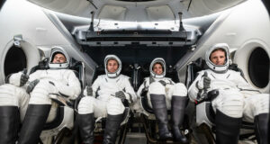 La NASA lanzará la misión Crew-13 el 12 de septiembre Cuatro astronautas con trajes espaciales blancos reclinados en los asientos de la cápsula espacial Dragon.