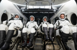 La NASA lanzará la misión Crew-13 el 12 de septiembre Cuatro astronautas con trajes espaciales blancos reclinados en los asientos de la cápsula espacial Dragon.