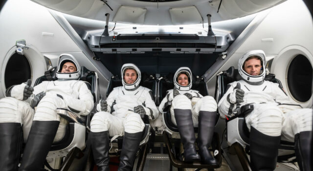 La NASA lanzará la misión Crew-13 el 12 de septiembre Cuatro astronautas con trajes espaciales blancos reclinados en los asientos de la cápsula espacial Dragon.