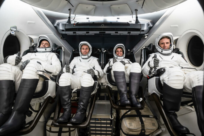 La NASA lanzará la misión Crew-13 el 12 de septiembre Cuatro astronautas con trajes espaciales blancos reclinados en los asientos de la cápsula espacial Dragon.