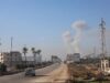 Israel bombardea aeropuerto en Siria y desata tensión Columnas de humo elevándose tras un bombardeo aéreo en las afueras de Idlib cerca de una carretera en Siria.