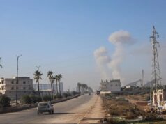 Israel bombardea aeropuerto en Siria y desata tensión Columnas de humo elevándose tras un bombardeo aéreo en las afueras de Idlib cerca de una carretera en Siria.