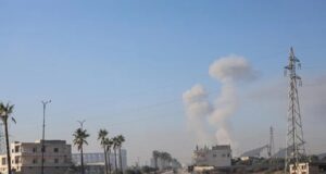 Israel bombardea aeropuerto en Siria y desata tensión Columnas de humo elevándose tras un bombardeo aéreo en las afueras de Idlib cerca de una carretera en Siria.