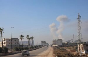 Israel bombardea aeropuerto en Siria y desata tensión Columnas de humo elevándose tras un bombardeo aéreo en las afueras de Idlib cerca de una carretera en Siria.