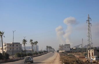 Israel bombardea aeropuerto en Siria y desata tensión Columnas de humo elevándose tras un bombardeo aéreo en las afueras de Idlib cerca de una carretera en Siria.