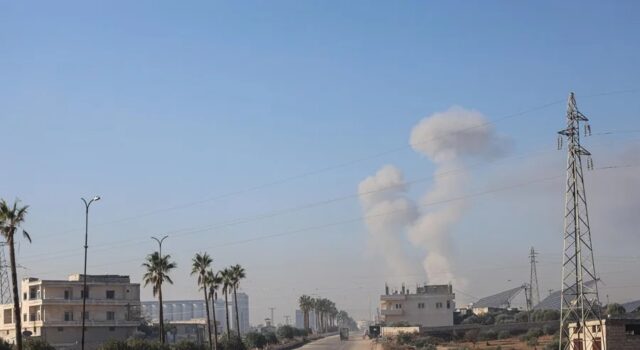 Israel bombardea aeropuerto en Siria y desata tensión Columnas de humo elevándose tras un bombardeo aéreo en las afueras de Idlib cerca de una carretera en Siria.