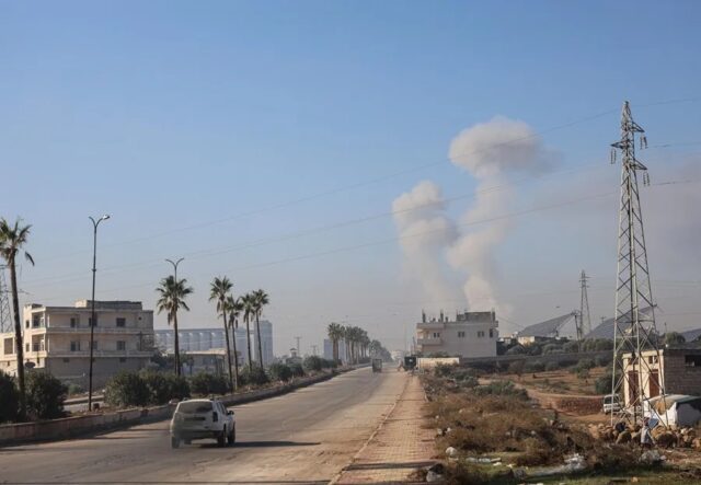 Israel bombardea aeropuerto en Siria y desata tensión Columnas de humo elevándose tras un bombardeo aéreo en las afueras de Idlib cerca de una carretera en Siria.