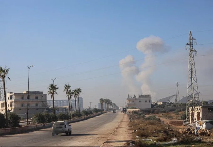 Israel bombardea aeropuerto en Siria y desata tensión Columnas de humo elevándose tras un bombardeo aéreo en las afueras de Idlib cerca de una carretera en Siria.