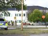 Ataque con espada en escuela de Suecia deja un muerto y heridos Patrullas de policía y servicios de emergencia desplegados frente a la escuela de Suecia tras el ataque.