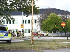 Ataque con espada en escuela de Suecia deja un muerto y heridos Patrullas de policía y servicios de emergencia desplegados frente a la escuela de Suecia tras el ataque.