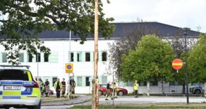 Ataque con espada en escuela de Suecia deja un muerto y heridos Patrullas de policía y servicios de emergencia desplegados frente a la escuela de Suecia tras el ataque.