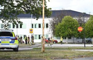 Ataque con espada en escuela de Suecia deja un muerto y heridos Patrullas de policía y servicios de emergencia desplegados frente a la escuela de Suecia tras el ataque.